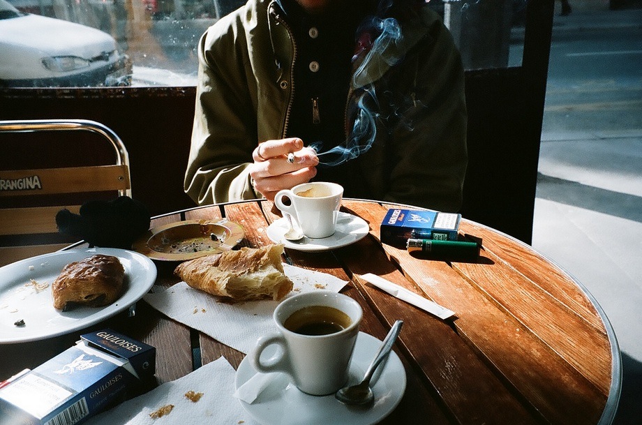 Фото в кафе без лица с мужчиной