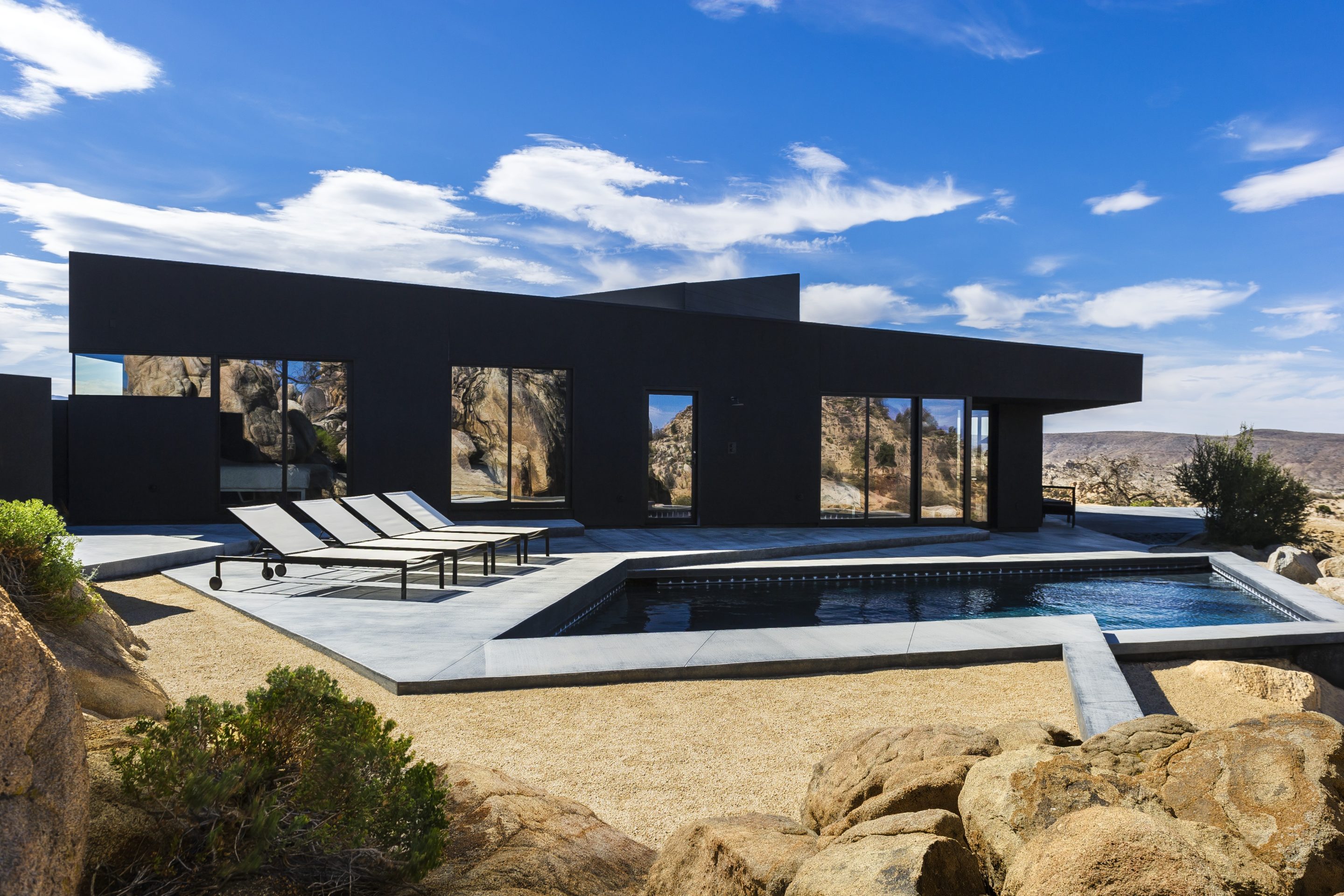 Дома black. Desert House Калифорния. Черный дом в Yucca Valley. Современный дом в пустные. Современный дом в пустыре.