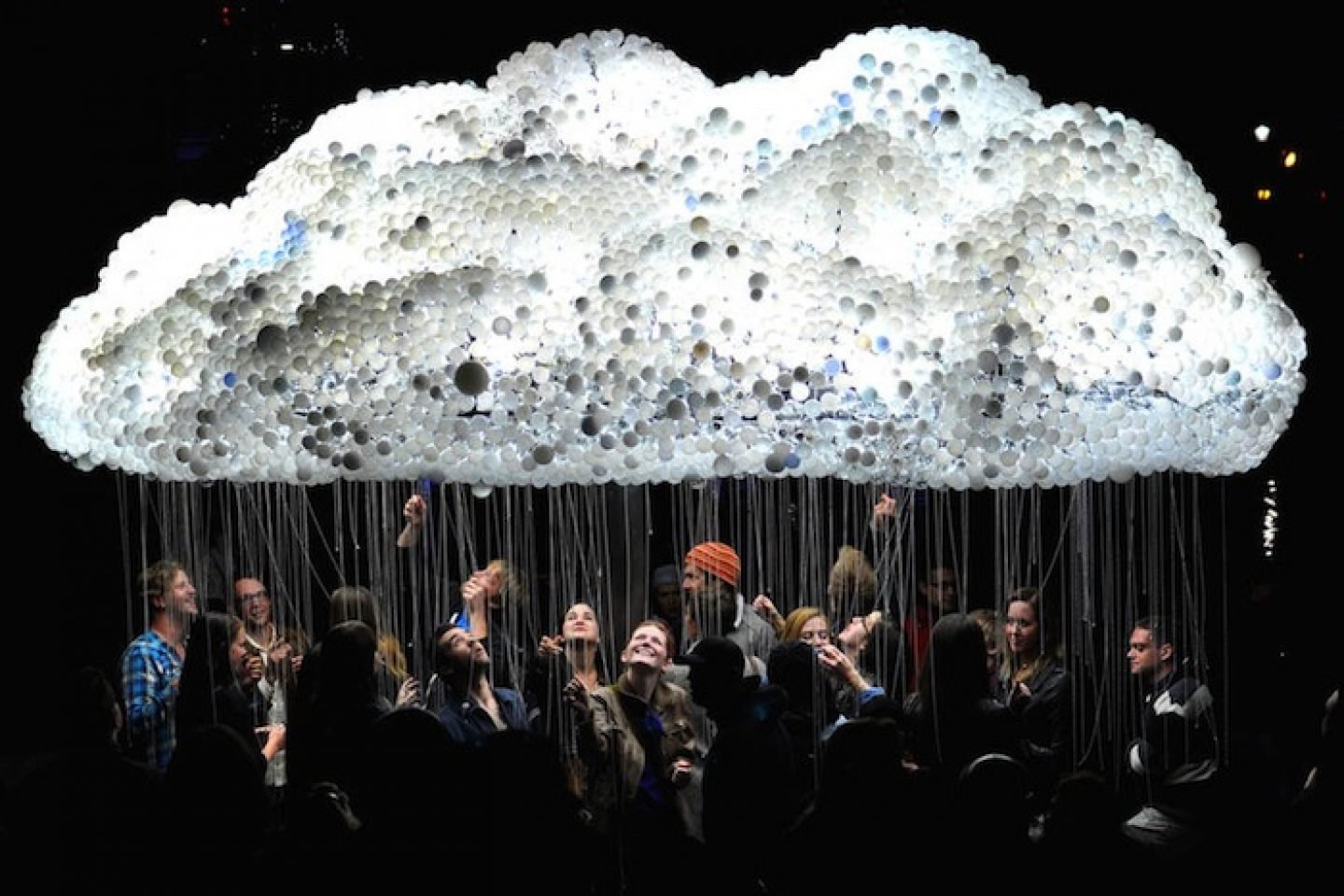 An Interactive Cloud Installation Made Of 6,000 Lightbulbs - IGNANT