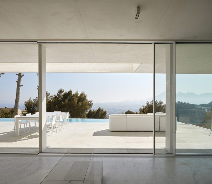 Ramón Esteve Estudio’s Oslo House Overlooking The Spanish Mountains ...