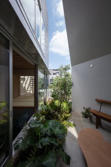 Taketo Shimohigoshi Designs An Asymmetrical Home With An Internal ...