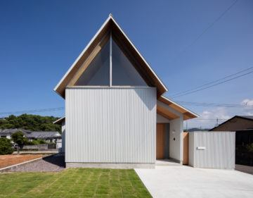 Yuji Nakahara Designs A Light-Filled Home In A Seaside Town In Japan ...