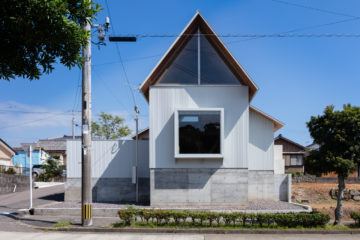 Yuji Nakahara Designs A Light-Filled Home In A Seaside Town In Japan ...