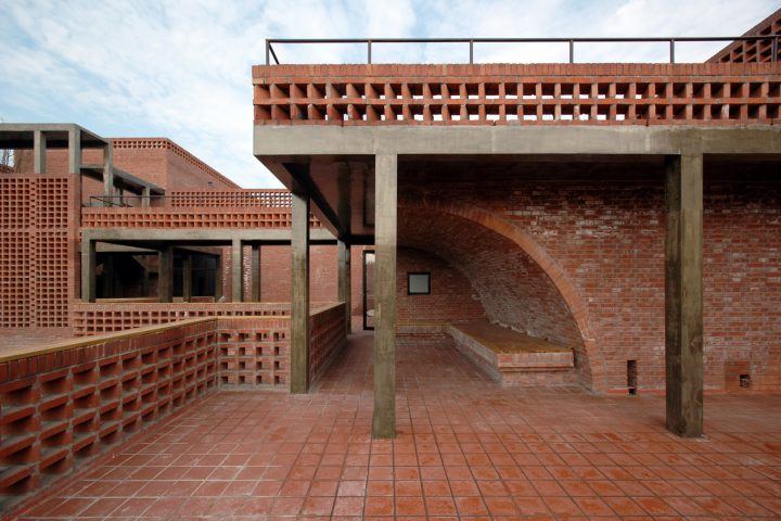 A Labyrinth-Like Red Brick Atelier For Two Renowned Sculptors In ...