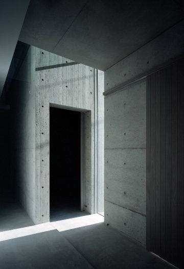 This Concrete House In Osaka Forgoes Traditional Windows For The Sake ...